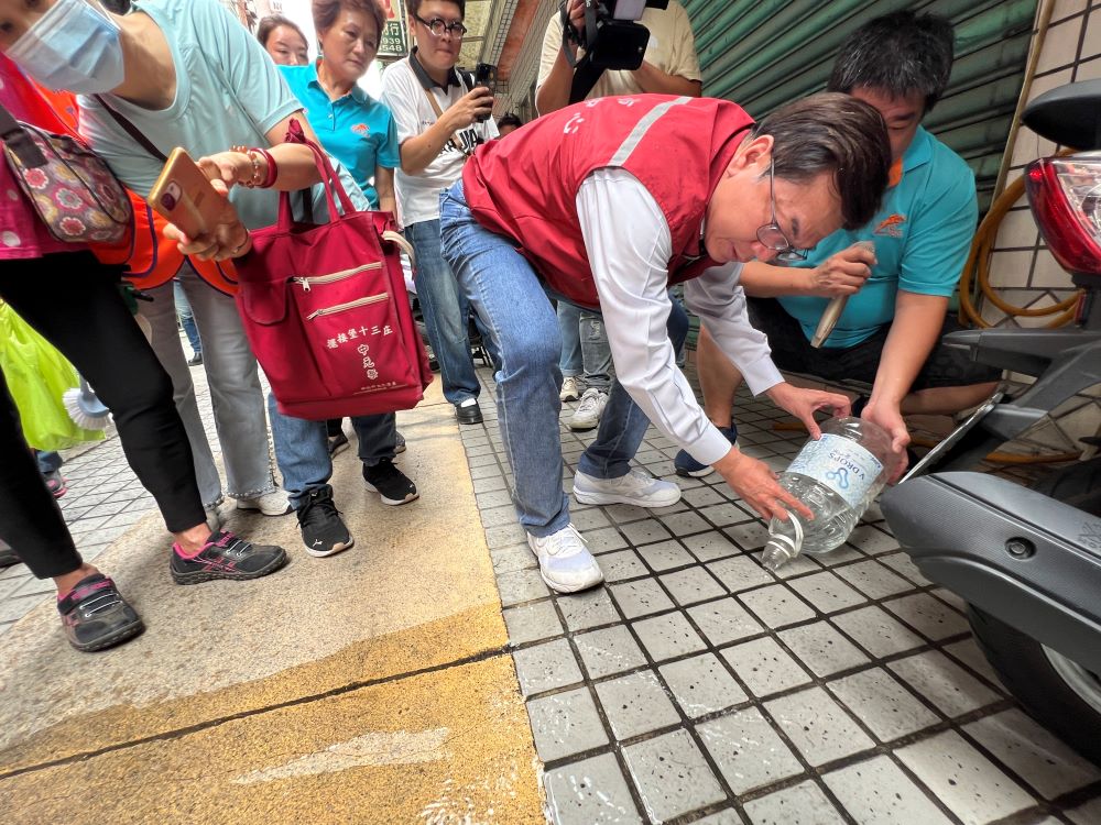 《圖說》劉和然副市長環境巡檢，對花盆底盤、儲水桶等周邊環境隱藏性容器進行巡倒清刷，清除孳生源。〈衛生局提供〉