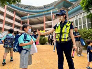 化身「守護天使」 新北分局長開學日總動員護童