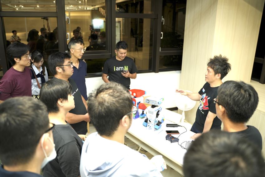 《圖說》新北青年局 NVIDIA 認證課程系列活動之《人工智慧社群之夜》，現場設置機器人互動體驗，民眾熱烈參與交流。〈青年局提供〉