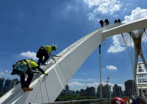 蜘蛛人銲道改善作業    新月橋施工請配合管制