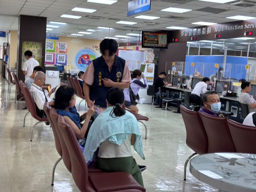 《圖說》三重警於民眾等候區進行宣導及關懷慰問。〈三重分局提供〉