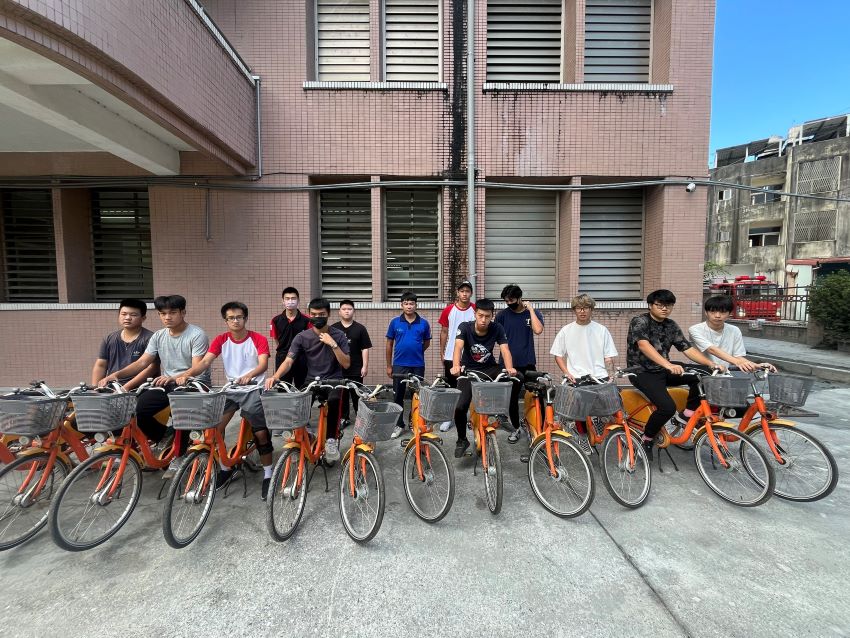 《圖說》「老YouBike新任務」－新北市1.0自行車送達花蓮縣光復商工。〈交通局提供〉