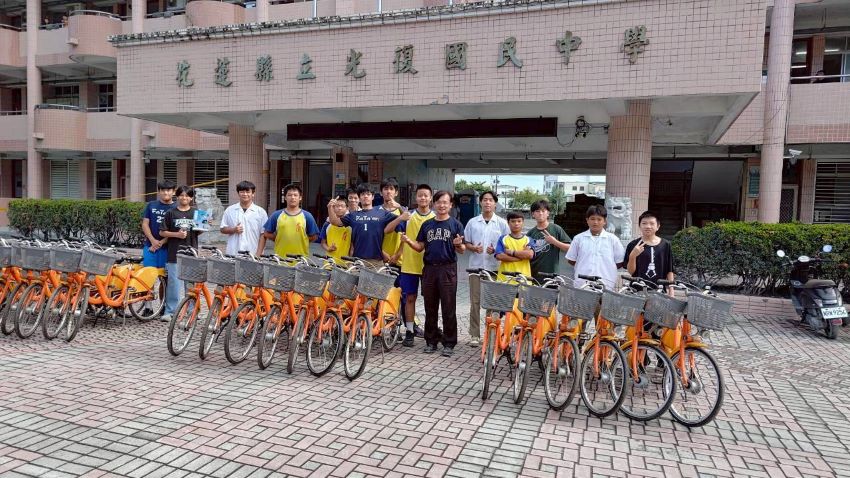 《圖說》「老YouBike新任務」－新北市1.0自行車送達花蓮縣光復國中。〈交通局提供〉