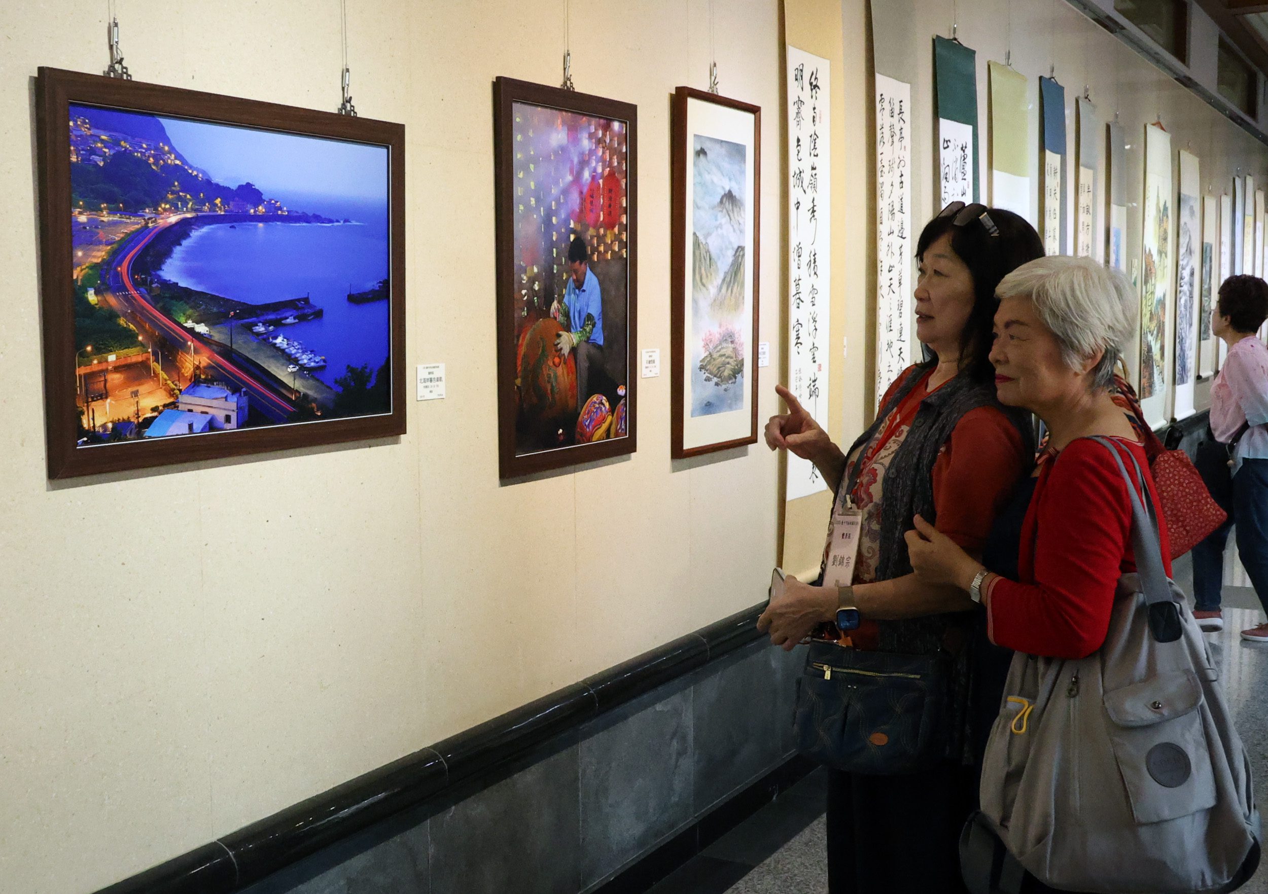 創作不止步 銀髮也閃亮! 中市2025松柏國民美展港藝中心盛大登場 創作不止步 銀髮也閃亮! 中市2025松柏國民美展港藝中心盛大登場