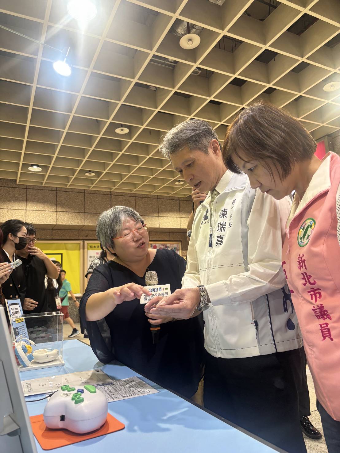 《圖說》陳瑞嘉局長與石一佑議員一同體驗六點點字標籤機。〈勞工局提供〉
