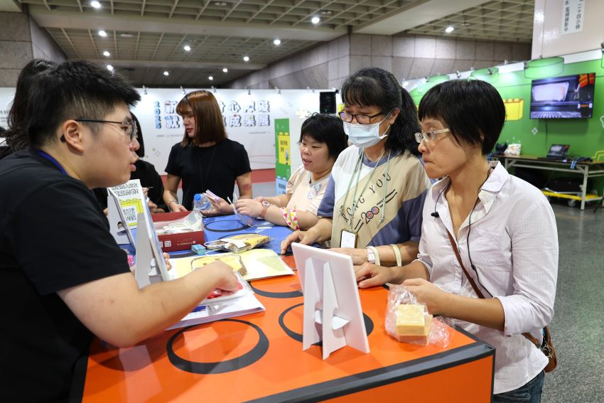 《圖說》新北市身障就業成果展在板車B1 即日起至18日歡迎體驗闖關拿好禮。〈勞工局提供〉