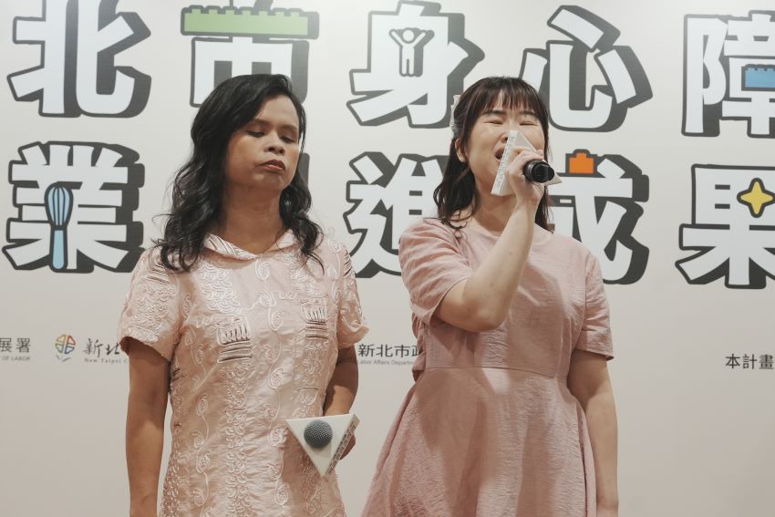 《圖說》今日活動由「夢想馨樂光」張玉霞與楊玉凡的溫暖二重唱揭開序幕。〈勞工局提供〉