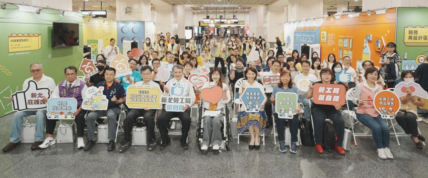 《圖說》受獎者與貴賓合照。〈勞工局提供〉