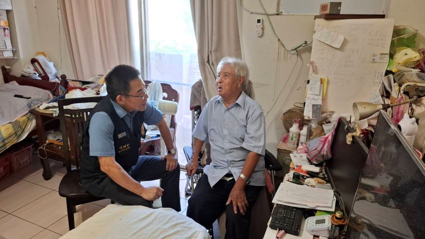 《圖說》臺北市榮服處長黃信仁今日偕同輔導員及社區服務組長，前往文山區探訪多位需要特別照顧的榮民。〈臺北市榮服處提供〉