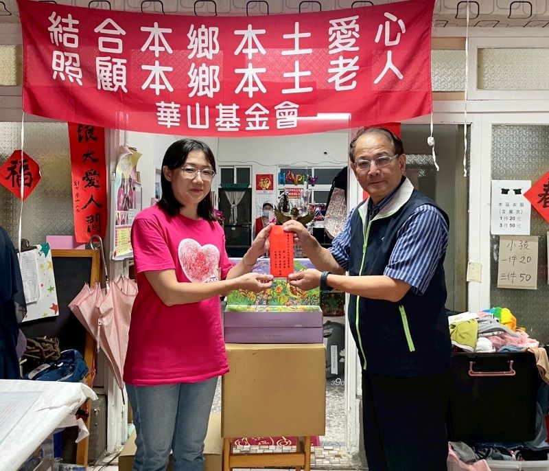 《圖說》徐進福處長至華山基金會致贈慰問金與禮品，表示台電將持續參與愛心活動，以善盡社會責任。（北西區處提供）