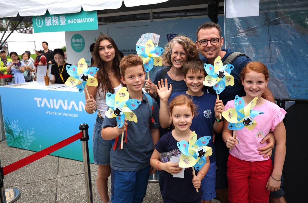 %E5%8D%97%E6%B3%A2%E7%81%A3Number WAN%E5%B8%82%E9%9B%86%E9%99%90%E5%AE%9A%E5%84%AA%E6%83%A0%E6%B4%BB%E5%8B%95 %E5%A4%96%E5%9C%8B%E4%BA%BA%E8%B8%B4%E8%BA%8D%E5%85%8C%E6%8F%9B%E5%8D%97%E6%B3%A2%E7%81%A3%E9%80%A0%E5%9E%8B%E9%A2%A8%E8%BB%8A%E8%88%87%E7%8F%BE%E9%87%91%E5%88%B8 1024x676 1