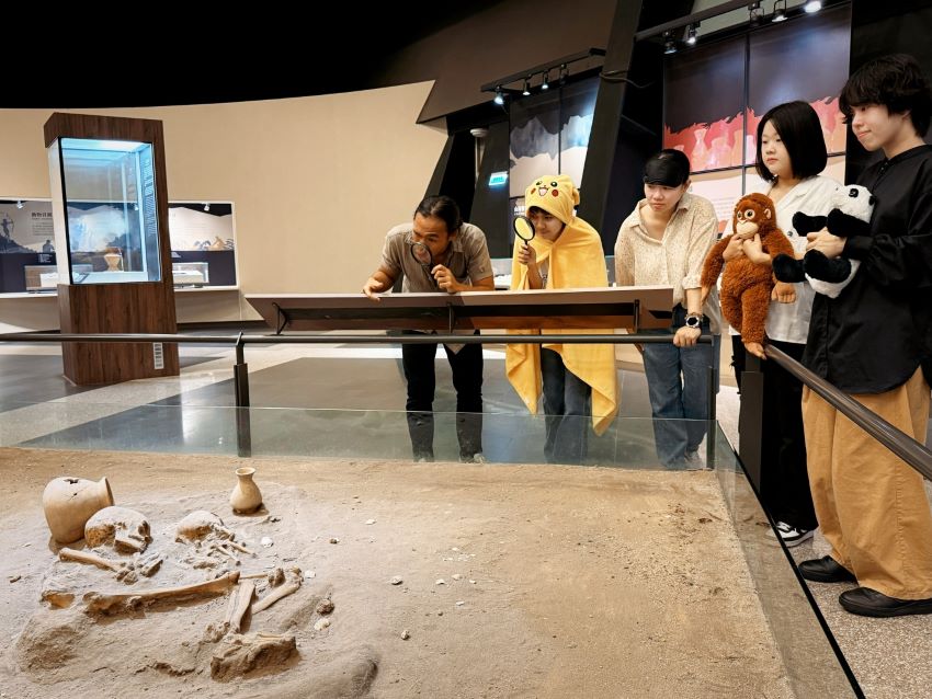 《圖說》與千年古物零距離接觸，體驗仿墓葬區與骷髏同寢的超現實氛圍。〈十三行提供〉