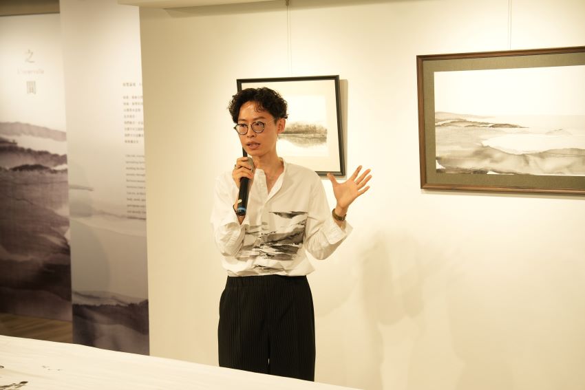 《圖說》旅法藝術家沈榮說明創作理念。〈宗博館提供〉