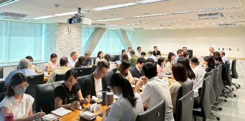 《圖說》廉政署長馮成傾聽同仁心聲，分享新北推動廉政理念與工作方向。〈政風處提供〉