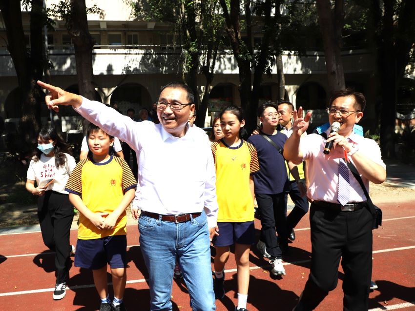 《圖說》侯友宜市長進行舊和平樓拆除暨新建工程說明視察。〈教育局提供〉