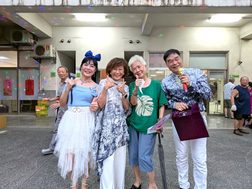 《圖說》梁阿姨抽中摸彩品(樺逸歌唱天地-許兆逸左1、林宜樺右1、板橋榮家陳桂美主任。〈板橋榮家提供〉