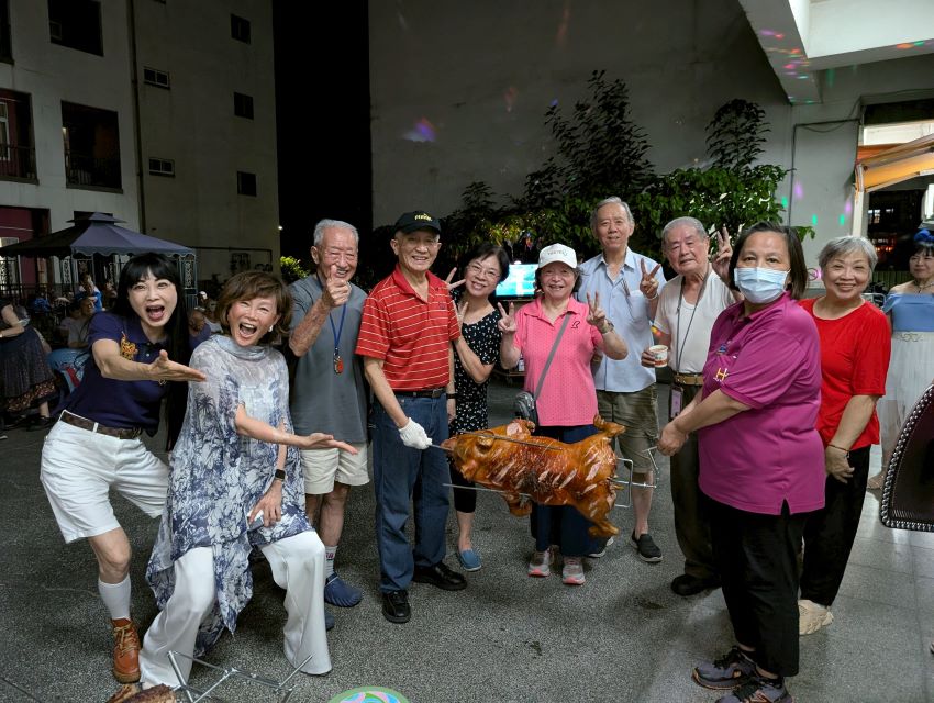 《圖說》板橋榮家陳桂美主任(左2)、萬事達開發行銷公司李奇璉總經理(左1)與長輩共度中秋。〈板橋榮家提供〉