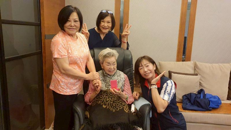 《圖說》鄭淑敏感謝有很多溫馨的家人朋友陪伴在我們大寶貝身邊。〈林口公所提供〉