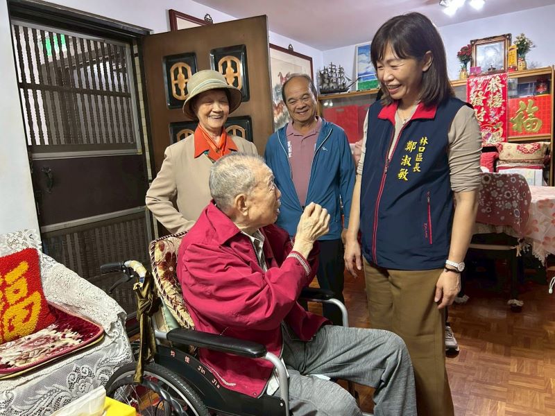 《圖說》今年邁入99歲的麗園里徐伯伯認為簡單生活幸福美滿，右為區長鄭淑敏。〈林口公所提供〉