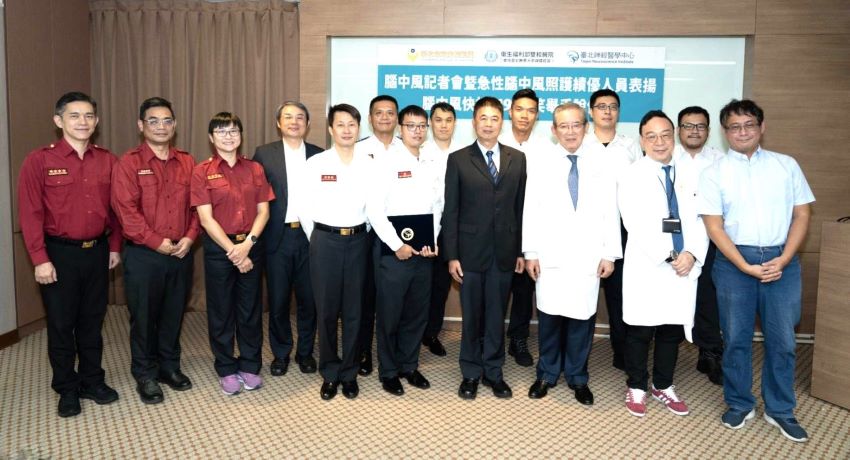 《圖說》消防局團隊辨識率前三名；新板、南勢及員山分隊代表與雙和醫院團隊合照。〈消防局提供〉