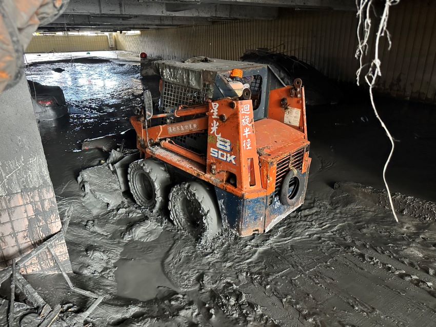 《圖說》新北市工務局機具協助地下停車場清理。〈消防局提供〉
