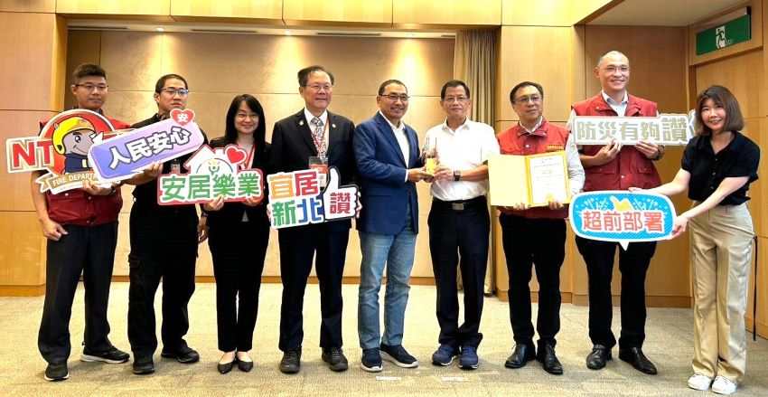 《圖說》新北市災害系統榮獲 2025WITSA首獎，消防局長陳崇岳今日率業務單位於市政會議中將此榮耀獻給市府。〈消防局提供〉
