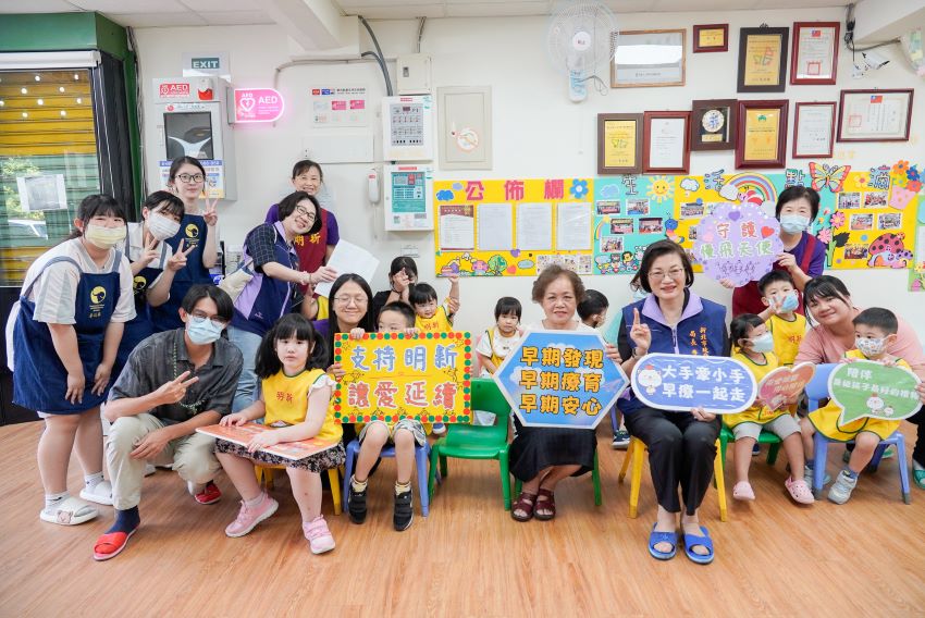 《圖說》李美珍局長慰訪有40年歷史的明新兒童發展中心，中心主任許麗珠（前排右2）強調「早期發現、潛能無限」。〈社會局提供〉