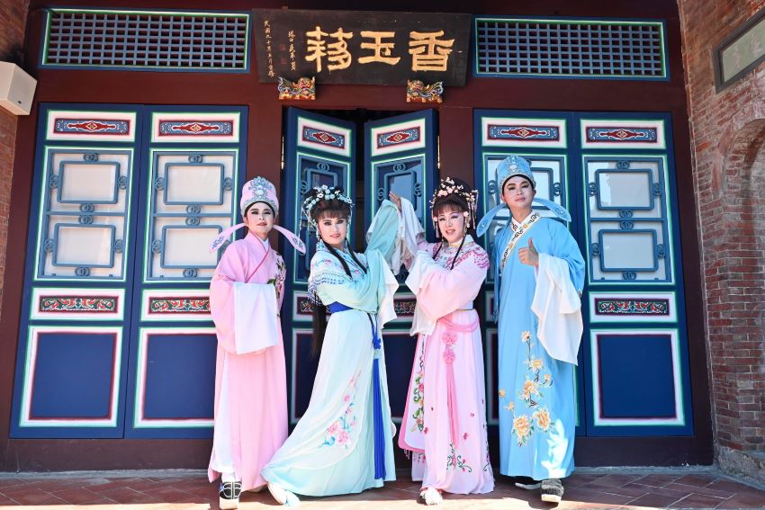 《圖說》議員劉美芳、張嘉玲、呂家愷及陳家琪著歌仔戲服於林家花園宣傳劇碼《半幅圍裙》。〈新聞局提供〉