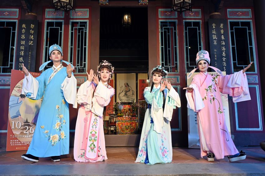 《圖說》114年「敬老獻藝歌仔戲」記者會於林家花園定靜堂登場，議員劉美芳、張嘉玲、呂家愷及陳家琪同台演出精采歌仔戲片段。〈新聞局提供〉
