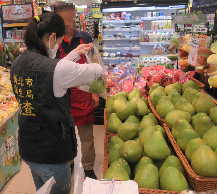 《圖說》新北市衛生局提醒民眾食用水果前應確實清洗，以確保食用安全。〈衛生局提供〉