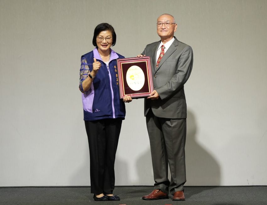 《圖說》新北市社會局長李美珍頒發感謝狀給覺行佛教基金會執行長。〈覺行佛教基金會提供〉