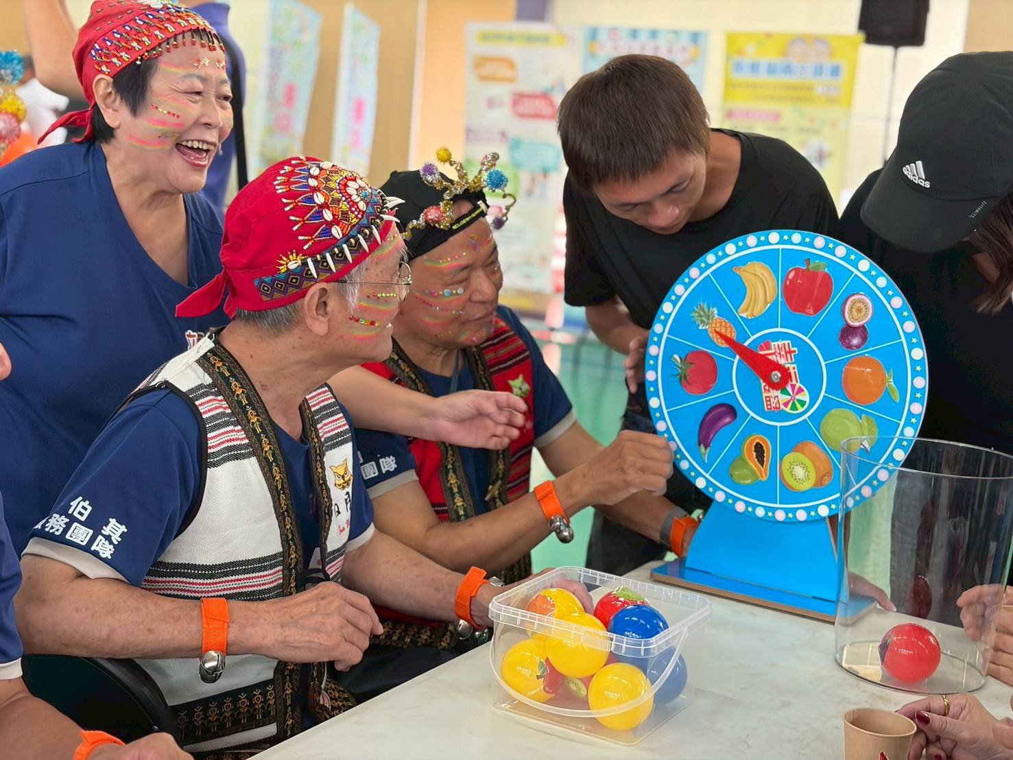 是誰要為「在地老化」買單？ 長照2.0溫馨假象與財政黑洞