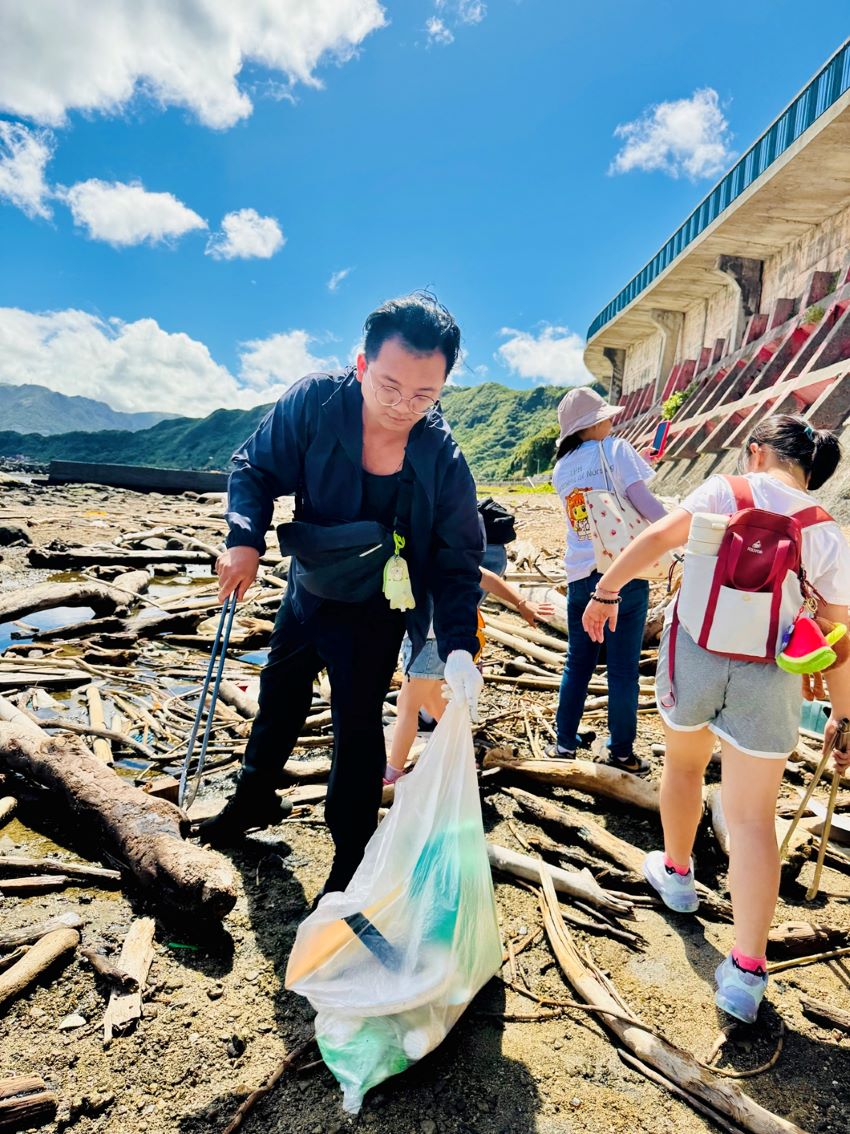 《圖說》在八斗子淨灘一開始就集滿一袋塑料瓶。〈臺北醫院提供〉