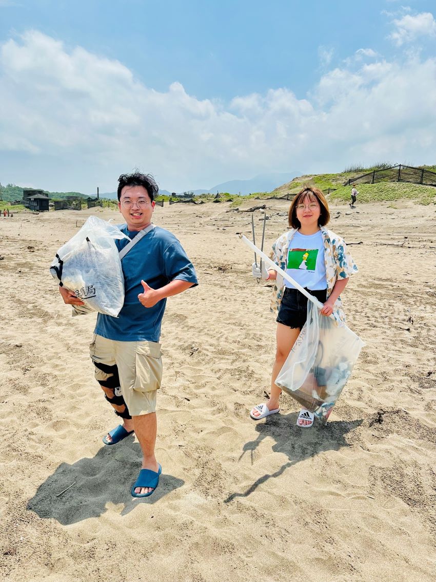 《圖說》至老梅石槽，左抱漁網、右撿燈管，護理師淨灘實踐永續。〈臺北醫院提供〉