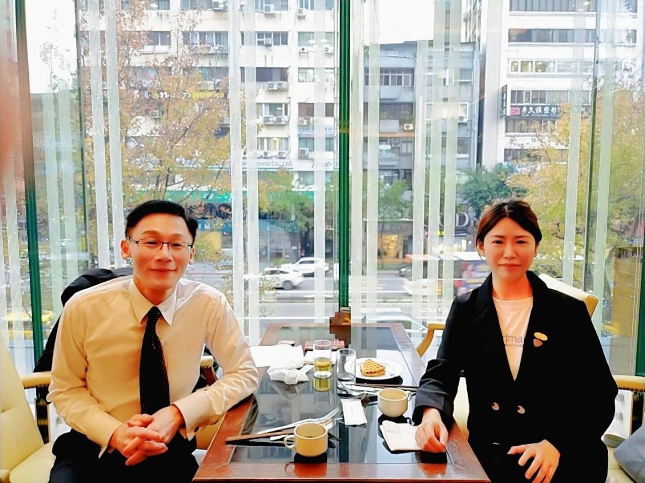不動產營業員張富美（Elma；右）主辦的「外匯保證金公益講座」將以實際行動回饋社會。(圖／記者翻攝)