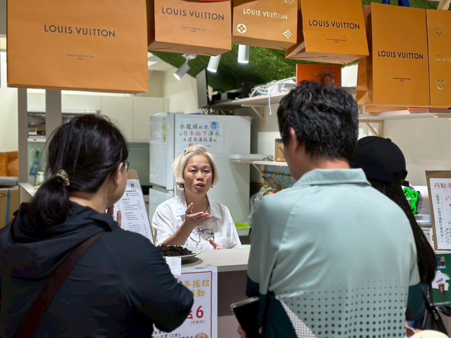 邱惠丹（中）分享她的創業故事，丹點手搖飲不僅僅是一家飲料店，更是結合了房仲與裝修服務的創新型態，致力於成為社區中的「安心據點」。(圖／記者翻攝)