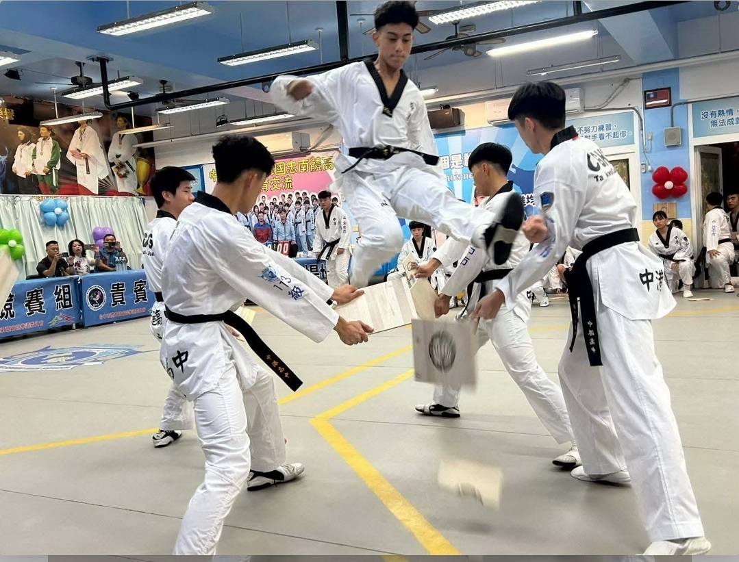 中港高中跆拳隊擊破表演展現青春洋溢、熱血沸騰的氣勢。(記者翻攝)