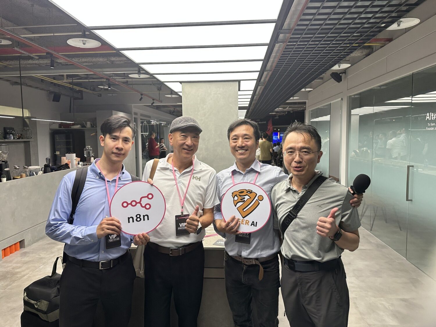 n8n原廠首度在台舉辦技術交流聚會，與會專家（由左至右）包括NICK老師 、台科大教授欒斌、虎智科技創辦人盧業興及VICTOR顧問。(圖／記者翻攝)