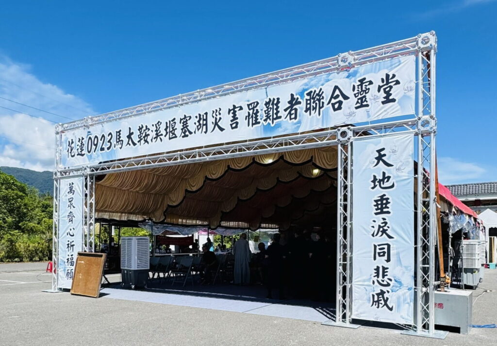 台中公益組織化身「禮儀超人」 翻山越嶺送百萬骨罈助花蓮罹難家屬