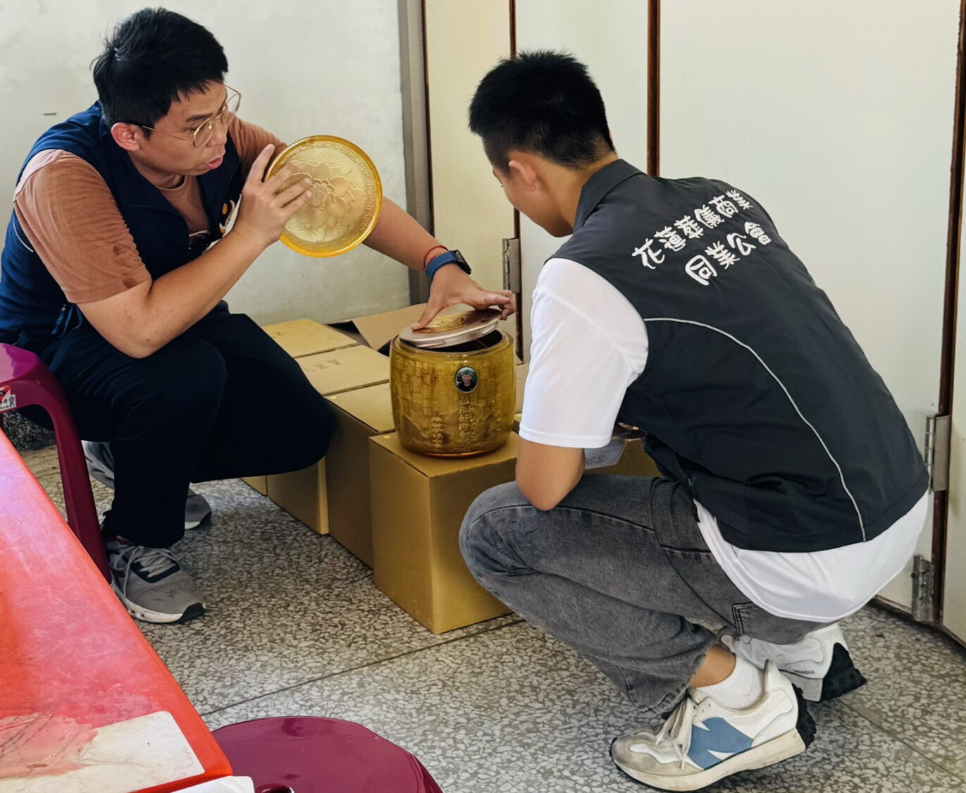 林上棋與協會夥伴第一時間即已火速啟動捐贈計畫，送出10座總價值逾百萬元的高品質骨灰罈，並親自送往災區。(圖／記者翻攝)