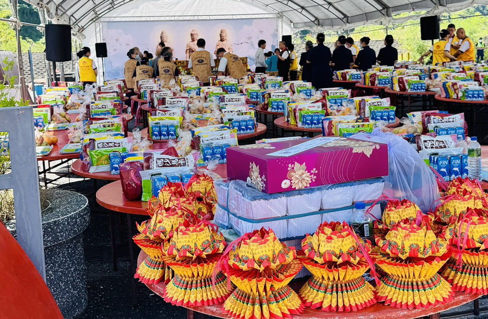 台灣愛心公益骨罐捐贈中心協會此次特別準備9座印有百福字的脫蠟琉璃骨罈與1座白玉骨罈，滿足不同宗教需求。(圖／記者翻攝)