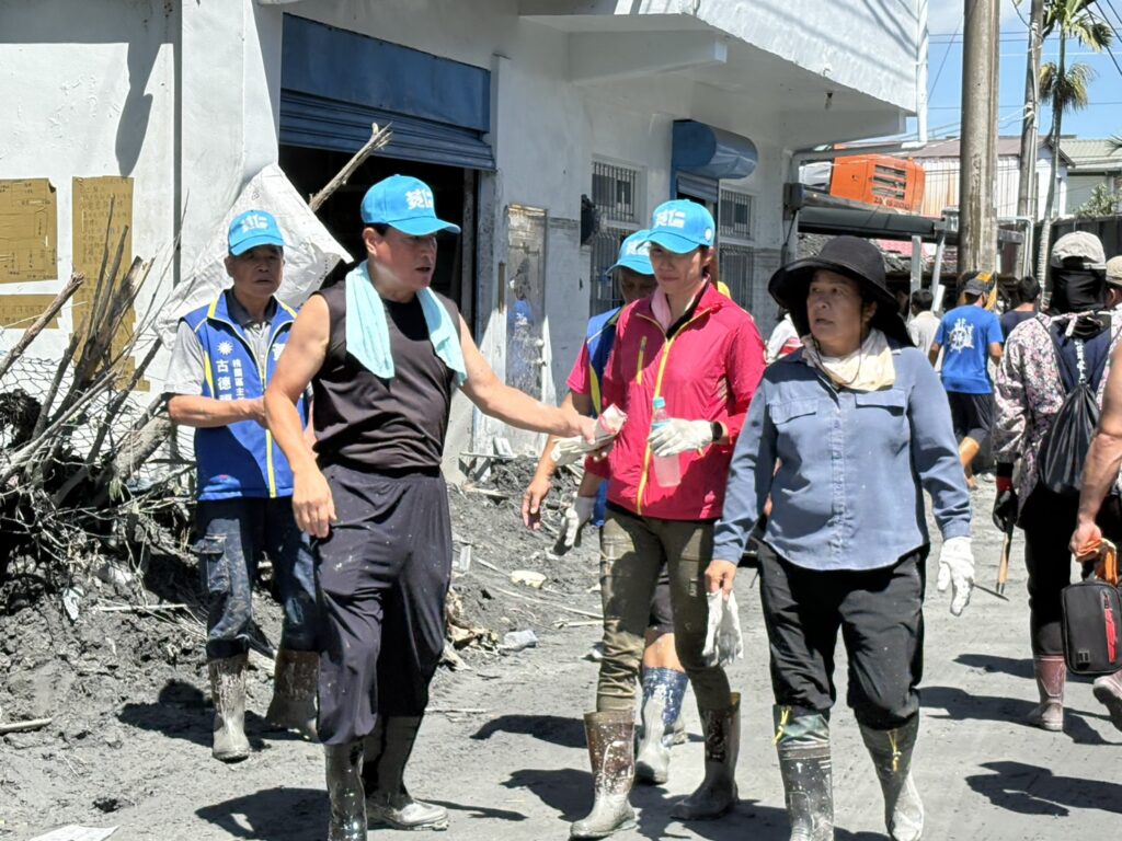黃仁服務團隊持續加速清淤復原 助大華村中興路災民安心過中秋