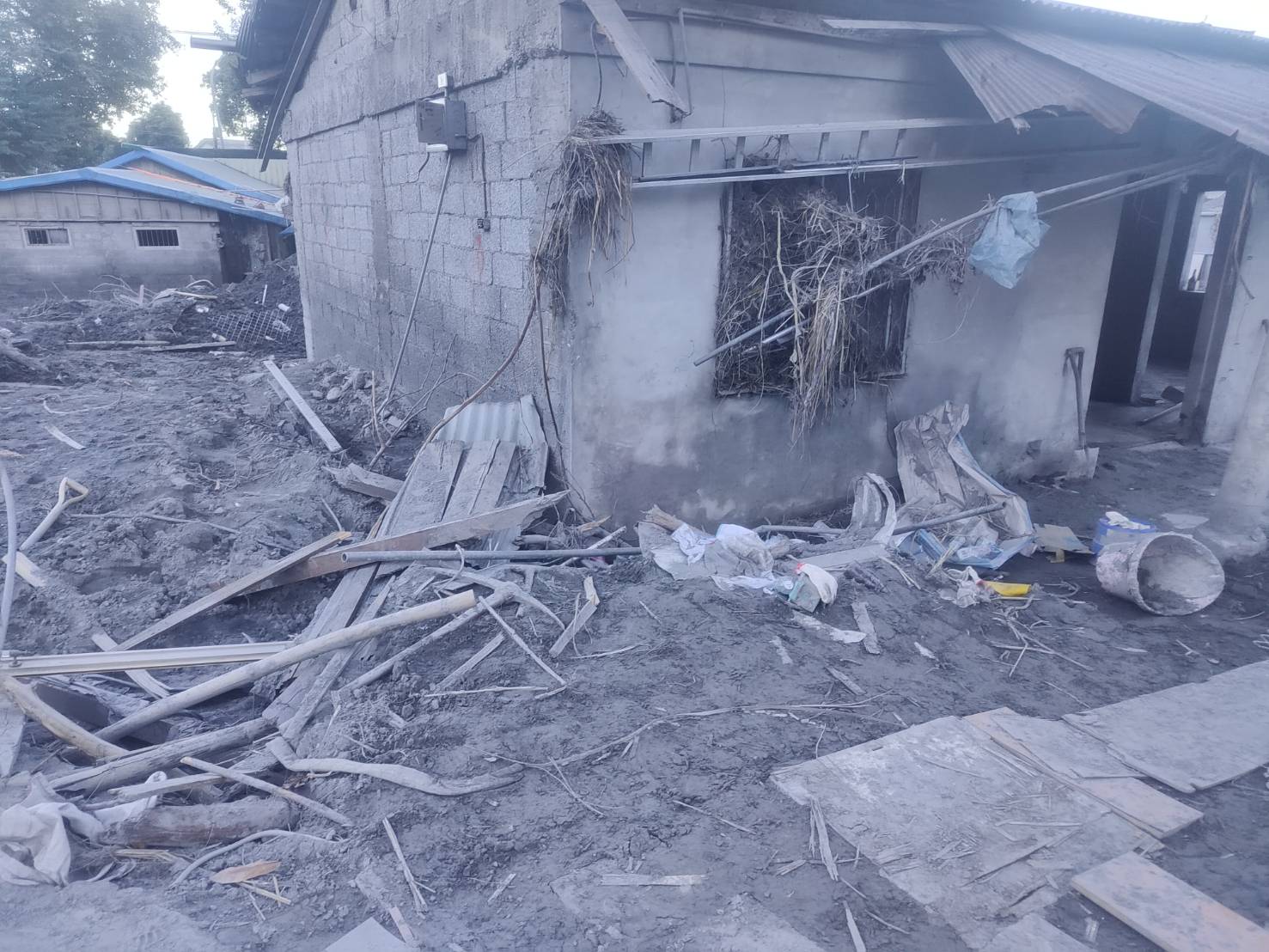 花蓮洪災重創光復鄉，受災最慘｢阿托莫部落｣，現場一片泥濘。(圖／黃仁國會辦公室)