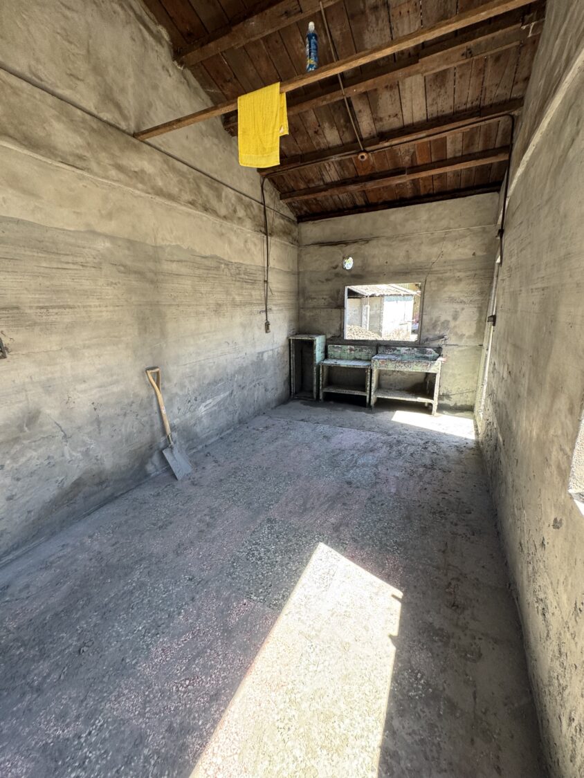 歷經十餘日不眠不休的清理，中興路642號受災戶室內已清空。(圖／黃仁國會辦公室)