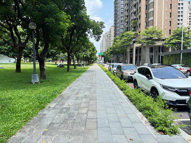 走起來更安全！　西屯「夏綠地公園」人行道優化登場 年底前完工迎綠意新步道 | 索引新聞 INDEX News