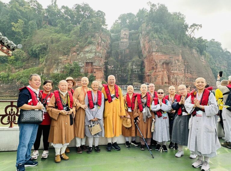 圓光佛學院畢旅朝聖峨眉山普賢菩薩   性尚院長當地放生兩隻甲魚皈依佛門