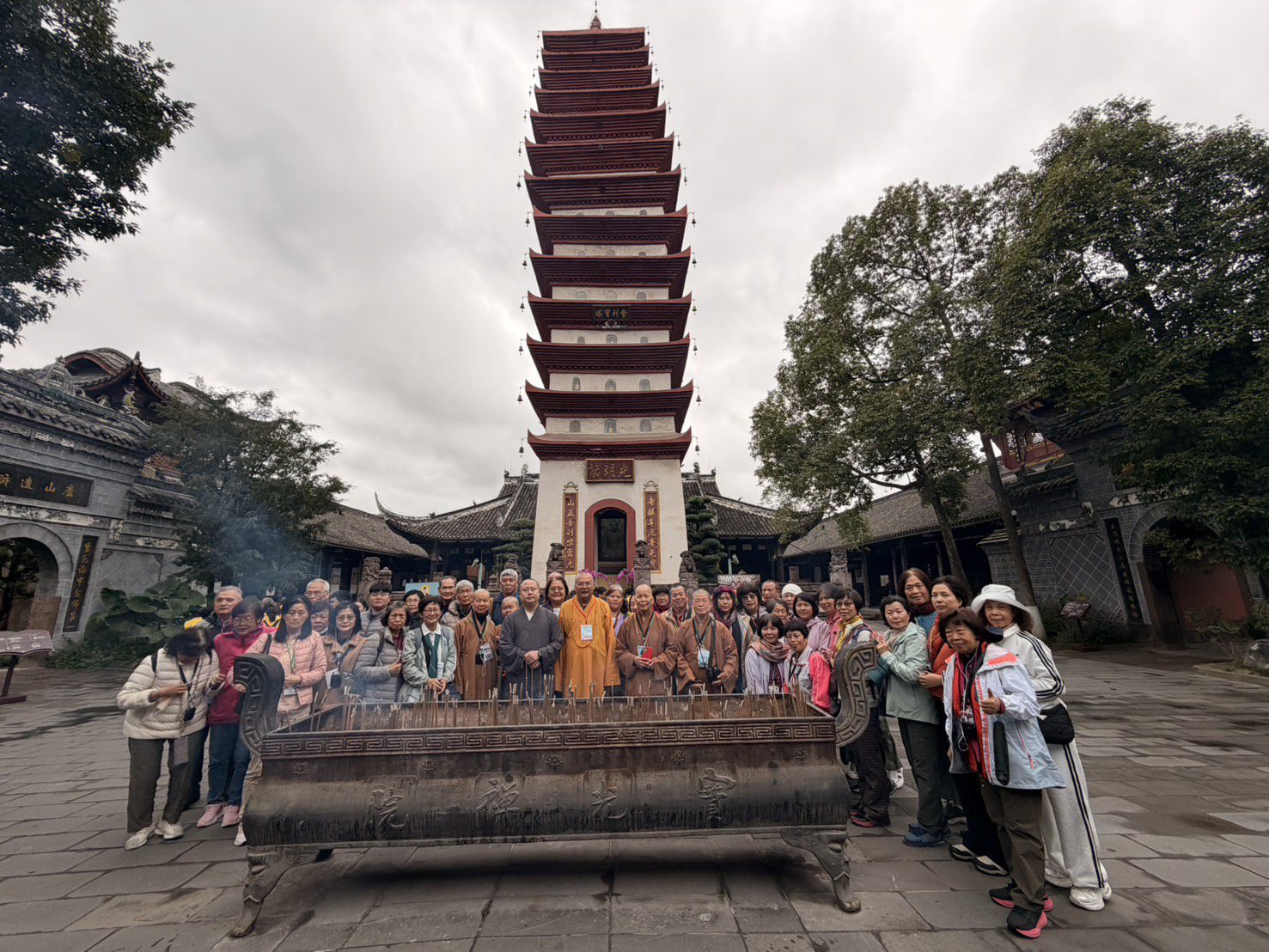 圓光佛學院畢旅朝聖峨眉山普賢菩薩 性尚院長當地放生兩隻甲魚皈依佛門 圓光佛學院畢旅朝聖峨眉山普賢菩薩 性尚院長當地放生兩隻甲魚皈依佛門