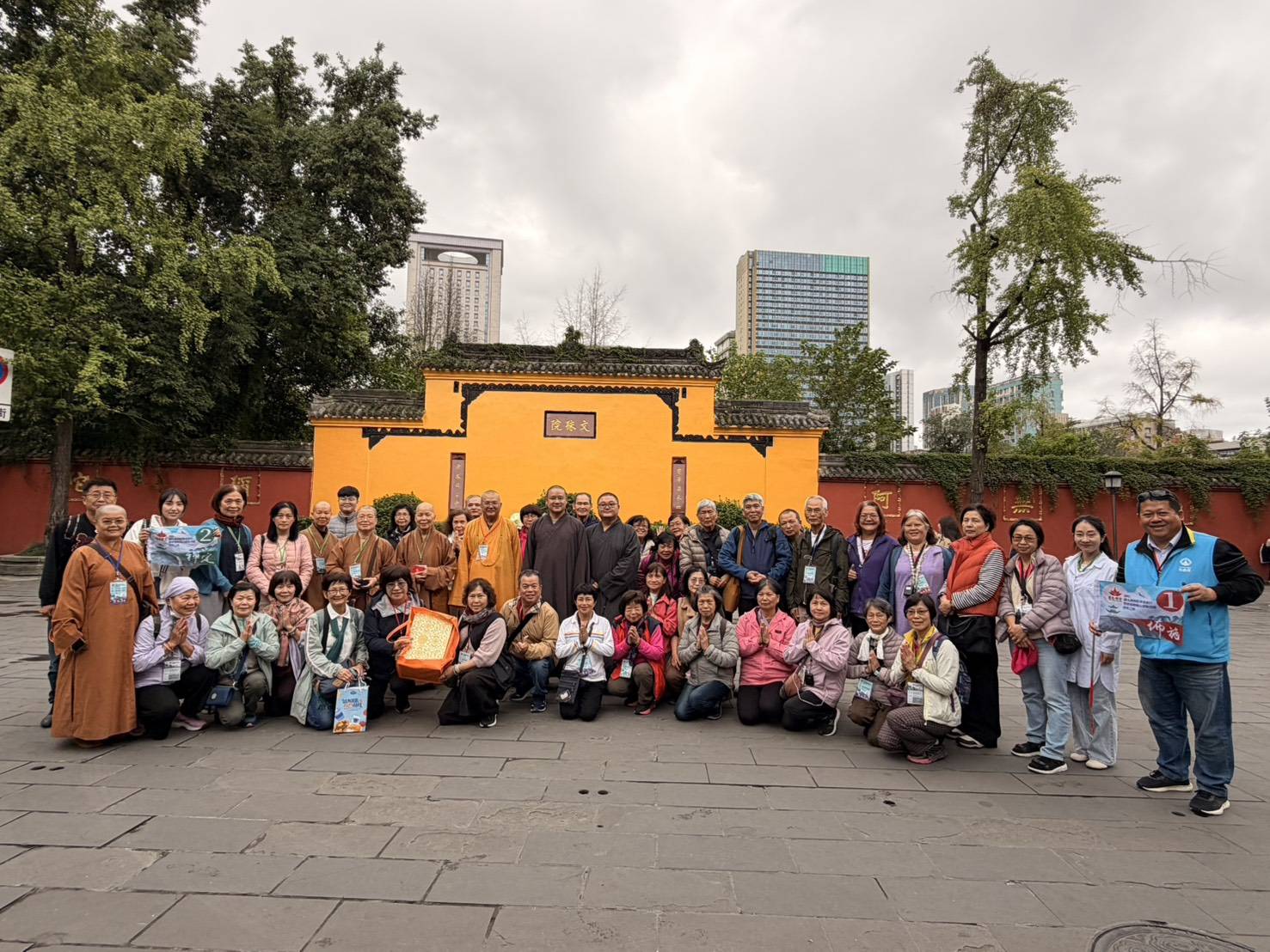 圓光佛學院畢旅朝聖峨眉山普賢菩薩 性尚院長當地放生兩隻甲魚皈依佛門 圓光佛學院畢旅朝聖峨眉山普賢菩薩 性尚院長當地放生兩隻甲魚皈依佛門