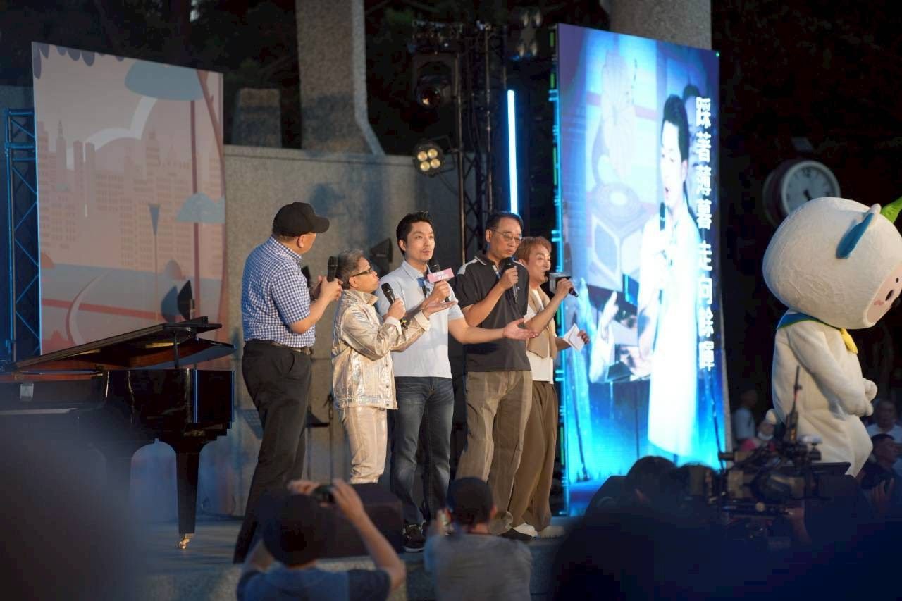 蔣萬安大安公園開金嗓　與市民重溫民歌美好歲月 | 索引新聞 INDEX News