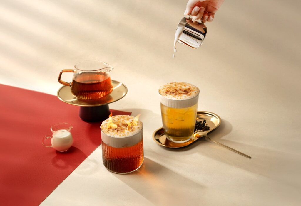 脆感升級！老賴茶棧烤糖奶蓋系列 10/1 全台開賣，「炙燒砂糖×奶蓋」獨創喝+咬雙重享受